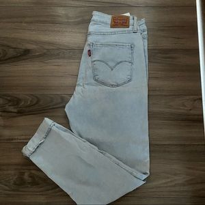 Light wash Levi’s 721 jeans!